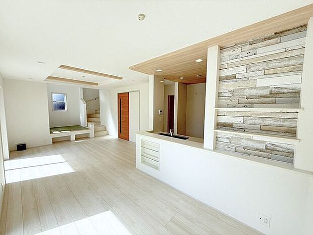 LDK19.75帖♪家具やインテリアなどを合わせやすいシンプルな内装はコーディネートの幅が広がります。食事をしたり、テレビを見たり、家族とともに過ごす場所だからこそ快適で過ごしやすい空間を。