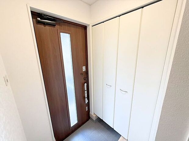 玄関ドアに窓があることで明るい印象に。また、たっぷりしまえる収納スペース付きなので玄関がスッキリ片付きます。片付いている玄関は気分もスッキリしますね♪