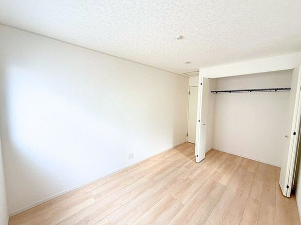 2階6.5帖洋室。たっぷりしまえるクローゼット付で毎日のコーディネートが楽しくなります。「今日は何を着ようかな？」心をウキウキさせながら、お気に入りの服を選ぶ楽しみを。