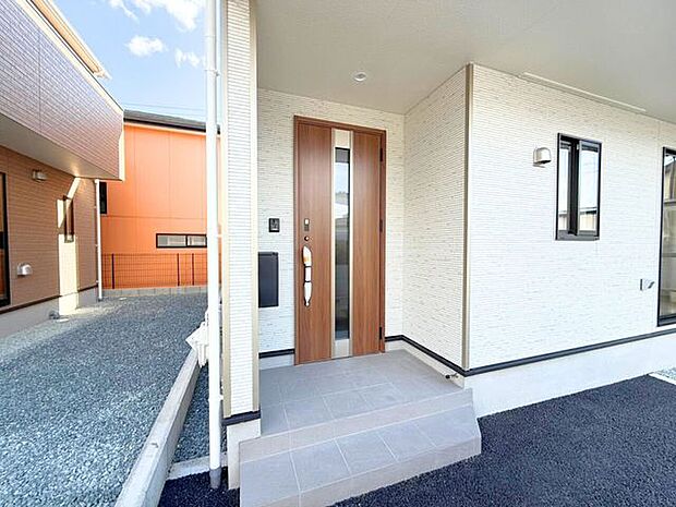 玄関ポーチは屋根付きで、雨天時にゆとりをもって傘をさしたり、たたんだりができます。また、ドアの開閉時に雨風が室内に吹き込みにくいのもうれしいポイントです。