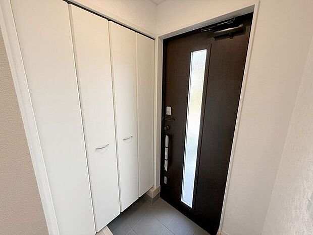 玄関ドアに窓があることで明るい印象に。また、たっぷりしまえる収納スペース付きなので玄関がスッキリ片付きます。片付いている玄関は気分もスッキリしますね♪