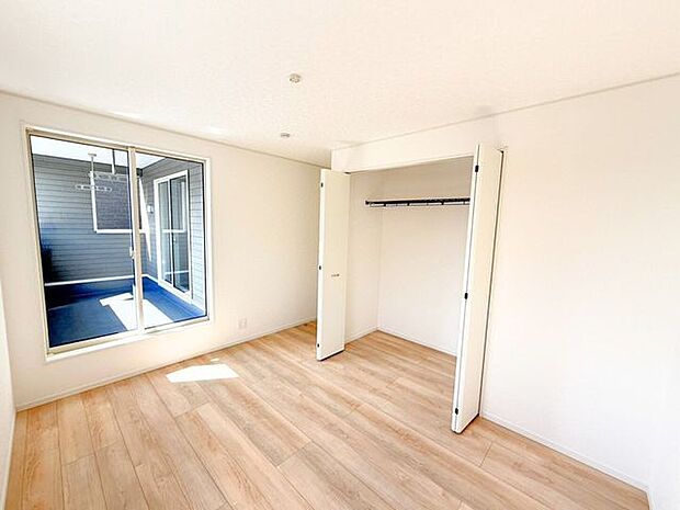 2階6.5帖洋室。バルコニーに面したお部屋なので掃き出し窓があり、日光が差し込みやすいため明るい空間が作れます。また、部屋が広く見える効果も♪お布団などを干しやすいのもうれしいポイント!