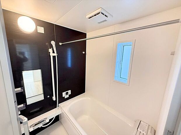 シャワーヘッドの位置を調整できるシャワースライドバー付き。髪を洗う時、体を洗う時、毎日のように使うからこそ、自分の好きな高さで浴びられるちょっとした便利さが嬉しい♪