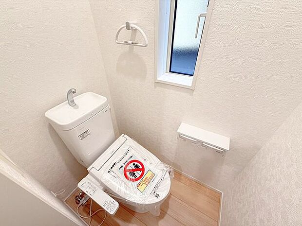 1階トイレ。2連のペーパーホルダーは一度に2ロールセットすることができるので、交換する手間を減らすことができ、棚が付いているのでケータイを置いたり、小物を飾って空間を彩ったりできます♪