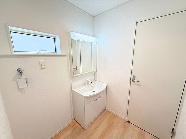 洗面台は横顔もチェックしやすい3面の鏡。鏡後ろは収納スペースとなっており、歯ブラシなどをしまえて便利です。また、洗面下にも収納スペースがあり、入浴剤やお風呂用洗剤などをしまっておけます。