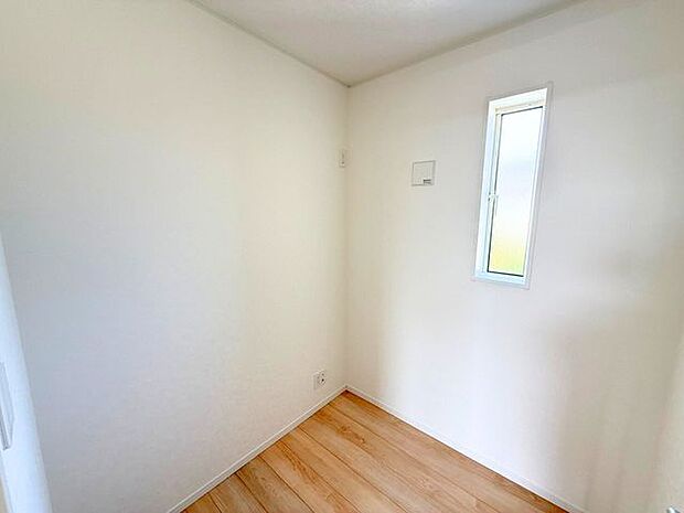 2階8帖洋室内のテレワークルーム(2帖)。仕事や勉強。手芸・音楽鑑賞・読書やゲームなど、趣味に没頭したい時など。そんな時に自分だけのプライベート空間があるって憧れますよね。有意義な時間をここで。