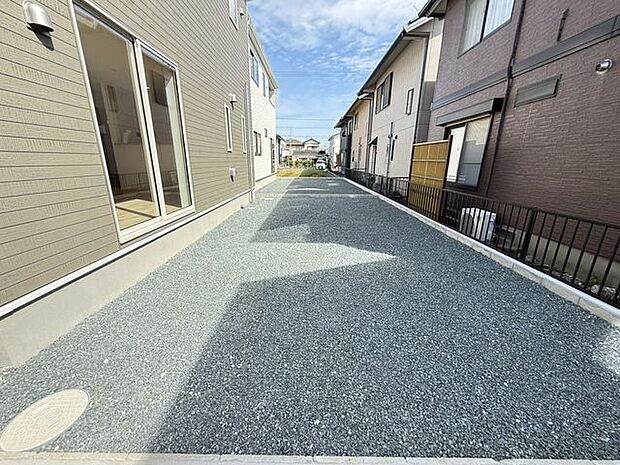 春にはチューリップ、夏にはヒマワリ、秋にはコスモス、冬にはパンジー。花壇をつくって四季折々の花々を楽しむ喜びを味わいませんか?色とりどりの花々は気分も明るく華やかになりますよ♪