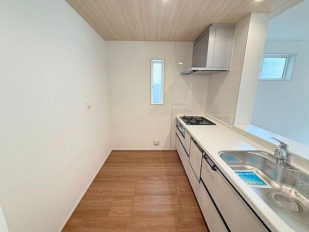 キッチン背面にカップボードを設置希望の方は是非弊社で一度ご相談ください♪様々なバリエーションの中から使いやすさやデザインなどを一緒に楽しく選びましょう♪