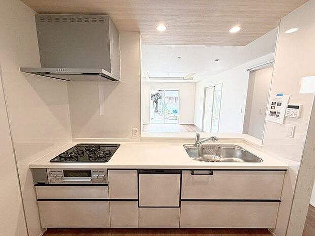 家族との会話を楽しみながら料理を作りたい方にぴったりの対面式キッチン♪そして、コンロは調理するならやっぱり火を使って調理したい方にうれしいガスコンロ(3口)です。ガスは都市ガス。