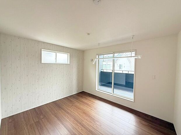 2階7帖洋室。収納豊富なウォークインクローゼット付!たっぷりしまえる収納スペースがあるとお部屋がスッキリ片付きますよ♪また、洋服の出し入れがしやすいとお出掛けも楽しくなりそうです。