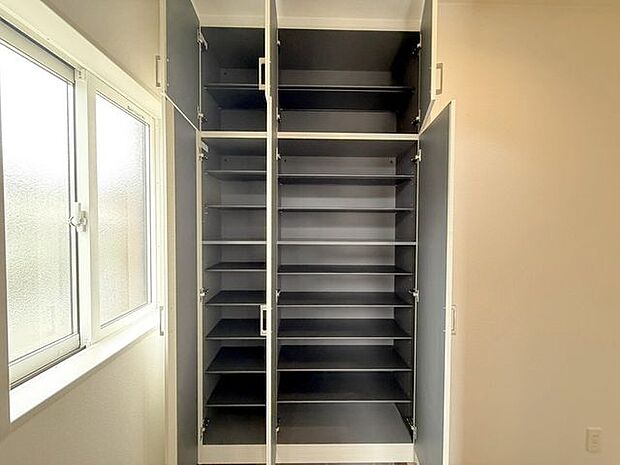 玄関収納。玄関がスッキリ片付く収納スペース付き♪たっぷり収納できると新しい靴が欲しくなりそう♪また、見やすい収納はお出掛け時の靴選びも楽しくなりそうです。