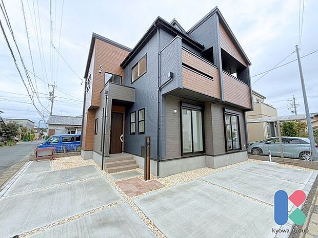 クリスマスはツリーや電飾で華やかに、ハロウィンにはランタンカボチャなどで可愛くミステリアスに外観を飾り付けて楽しみましょう♪そして、年末年始は良い一年を願って、門松としめ縄を♪