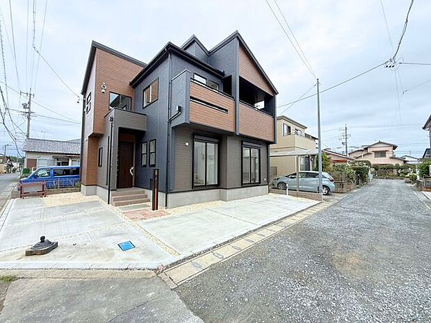 スーパーまで300m(徒歩4分)で買い物便利♪もう一品おかずが欲しいけど、作る時間がない!そんな時に惣菜などを買いに行きやすい距離で助かります♪