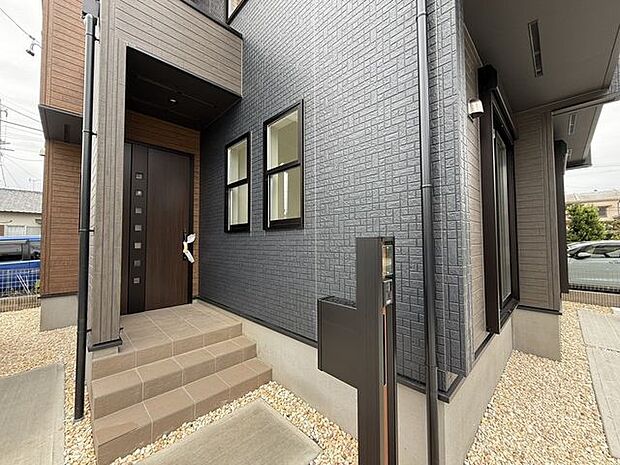 玄関ポーチは屋根付きで、雨天時にゆとりをもって傘をさしたり、たたんだりができます。また、ドアの開閉時に雨風が室内に吹き込みにくいのもうれしいポイントです。