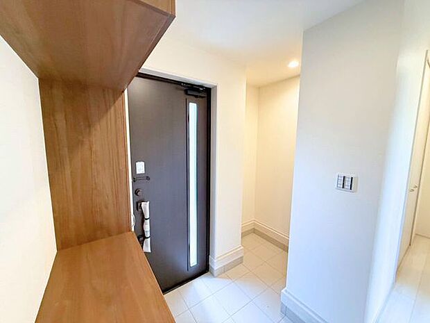 シューズクロークにシューズボックスと玄関には豊富な収納スペースがございます。何かと散らかりやすい玄関だからこそキレイに保ちたいですよね!豊富な収納スペースでキレイを実現しましょう♪