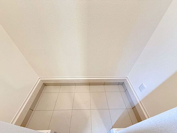 シューズインクローク。靴入れとは別にある玄関の収納スペースはキャンプ用品や釣り道具など、アウトドアグッズの収納に便利♪持ち出しやすくなると出かけたくなっちゃいますね♪