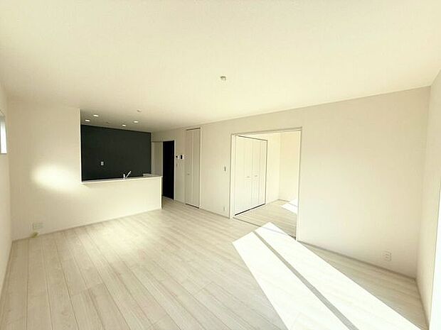 LDK16帖♪家具やインテリアなどを合わせやすいシンプルな内装はコーディネートの幅が広がります。食事をしたり、テレビを見たり、家族とともに過ごす場所だからこそ快適で過ごしやすい空間を。