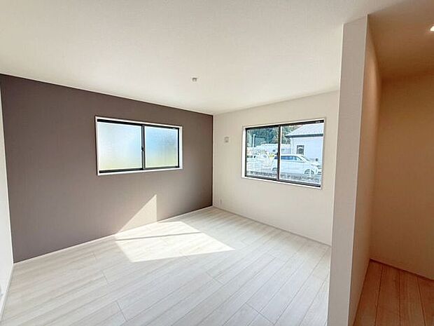 7.4帖洋室。収納豊富なウォークインクローゼット付!たっぷりしまえる収納スペースがあるとお部屋がスッキリ片付きますよ♪また、洋服の出し入れがしやすいとお出掛けも楽しくなりそうです。