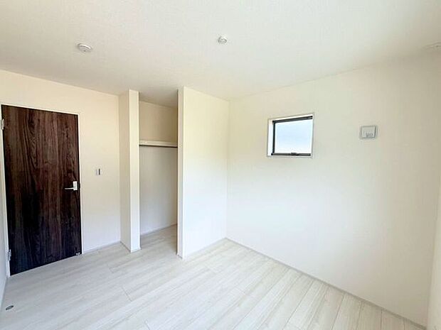 5.1帖洋室。収納豊富なウォークインクローゼット付!たっぷりしまえる収納スペースがあるとお部屋がスッキリ片付きますよ♪また、洋服の出し入れがしやすいとお出掛けも楽しくなりそうです。