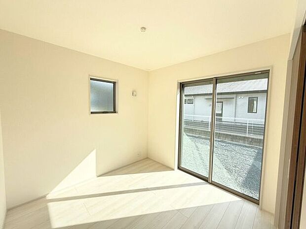 4.5帖洋室。LDK横に位置するお部屋のため。客間としてや運動不足解消のために家族みんなのトレーニングスペース、本棚を設置して読書スペースなど、生活スタイルに合わせて様々な使い方が可能です。