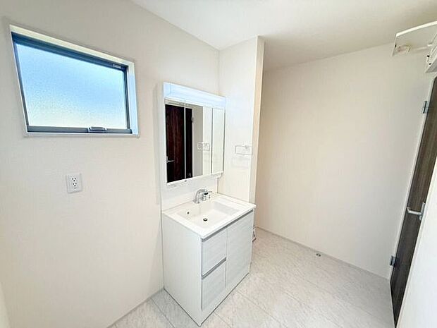 洗面台は横顔もチェックしやすい3面の鏡。鏡後ろは収納スペースとなっており、歯ブラシなどをしまえて便利です。また、洗面下にも収納スペースがあり、入浴剤やお風呂用洗剤などをしまっておけます。