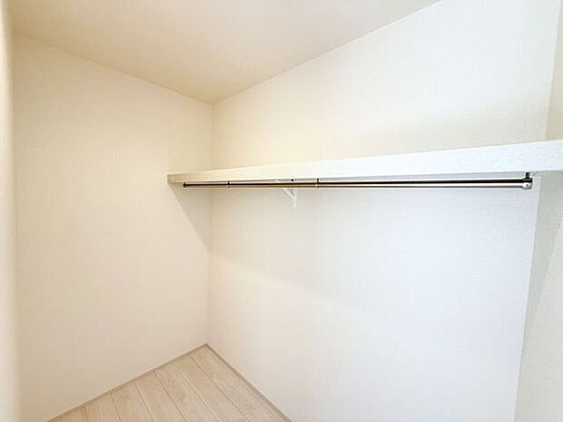 7.4帖洋室内ウォークインクローゼット。衣類はもちろん、カバンや靴などの小物や、スーツケースなどの大きめな物も収納できるので、旅行や出張時の準備もスムーズに。