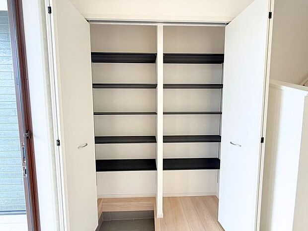 玄関収納。玄関がスッキリ片付く収納スペース付き♪たっぷり収納できると新しい靴が欲しくなりそう♪また、見やすい収納はお出掛け時の靴選びも楽しくなりそうです。