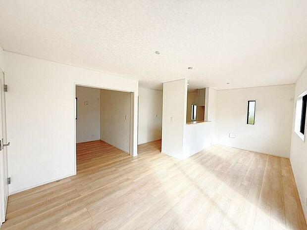 LDK16帖♪家具やインテリアなどを合わせやすいシンプルな内装はコーディネートの幅が広がります。食事をしたり、テレビを見たり、家族とともに過ごす場所だからこそ快適で過ごしやすい空間を。