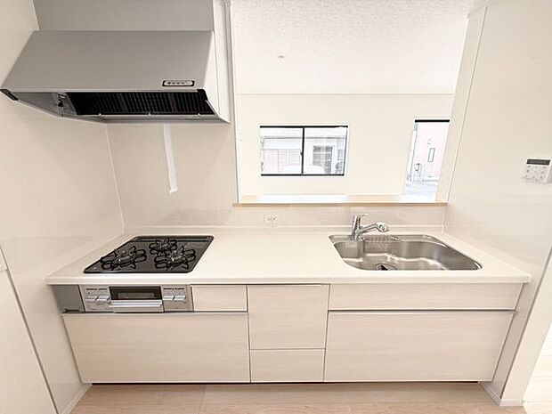 家族との会話を楽しみながら料理を作りたい方にぴったりの対面式キッチン♪そして、コンロは調理するならやっぱり火を使って調理したい方にうれしいガスコンロ(3口)です。ガスは都市ガス。