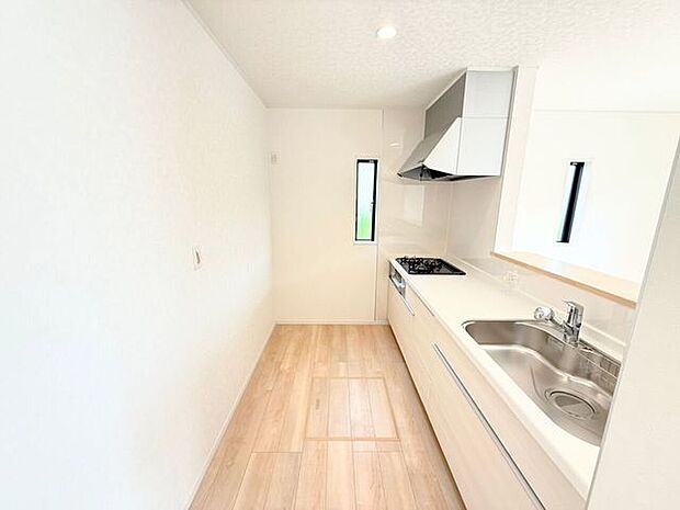 キッチン背面にカップボードを設置希望の方は是非弊社で一度ご相談ください♪様々なバリエーションの中から使いやすさやデザインなどを一緒に楽しく選びましょう♪