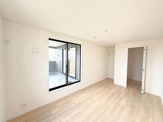 2階8帖洋室。収納豊富なウォークインクローゼット付!たっぷりしまえる収納スペースがあるとお部屋がスッキリ片付きますよ♪また、洋服の出し入れがしやすいとお出掛けも楽しくなりそうです。