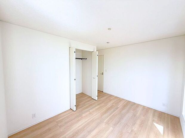 2階6.5帖洋室。たっぷりしまえるクローゼット付で毎日のコーディネートが楽しくなります。「今日は何を着ようかな?」心をウキウキさせながら、お気に入りの服を選ぶ楽しみを。