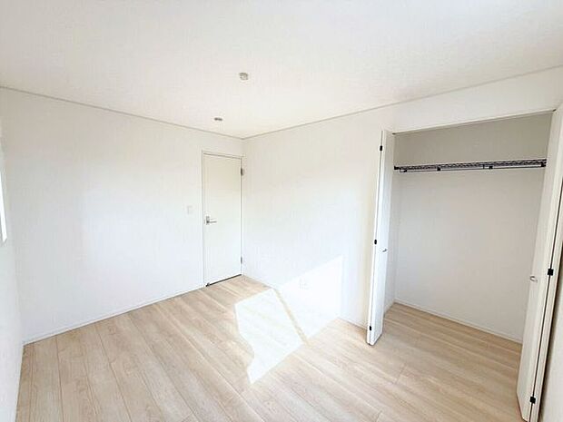 2階6帖洋室。たっぷりしまえるクローゼット付で毎日のコーディネートが楽しくなります。「今日は何を着ようかな?」心をウキウキさせながら、お気に入りの服を選ぶ楽しみを。