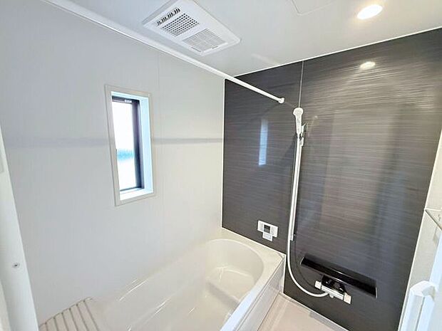 シャワーヘッドの位置を調整できるシャワースライドバー付き。髪を洗う時、体を洗う時、毎日のように使うからこそ、自分の好きな高さで浴びられるちょっとした便利さが嬉しい♪