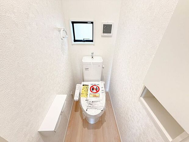 1階トイレ。2連のペーパーホルダーは一度に2ロールセットすることができるので、交換する手間を減らすことができ、棚が付いているのでケータイを置いたり、小物を飾って空間を彩ったりできます♪