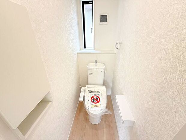 2階トイレ。シンプルな内装と清潔感のある白いトイレ。毎日のトイレタイムは落ち着ける空間がいいですよね。2階にもトイレが設置されているので、朝のトイレ渋滞がおきにくいです。