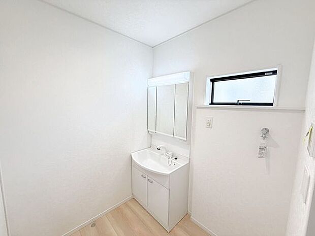 洗面台は横顔もチェックしやすい3面の鏡。鏡後ろは収納スペースとなっており、歯ブラシなどをしまえて便利です。また、洗面下にも収納スペースがあり、入浴剤やお風呂用洗剤などをしまっておけます。