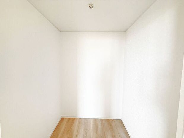 2階8帖洋室内ウォークインクローゼット。衣類はもちろん、カバンや靴などの小物や、スーツケースなどの大きめな物も収納できるので、旅行や出張時の準備もスムーズに。