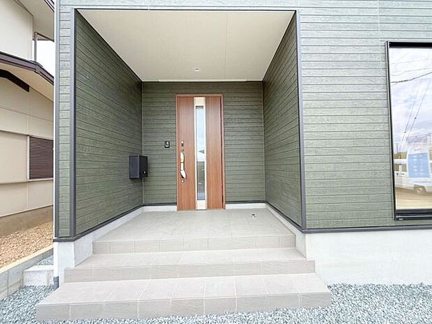 玄関ポーチは雨をしのげる屋根付き。広めの玄関ポーチは、来客時の応対や宅配のやり取りなどがしやすく、また、荷物などを置くスペースとしても利用でき便利です。