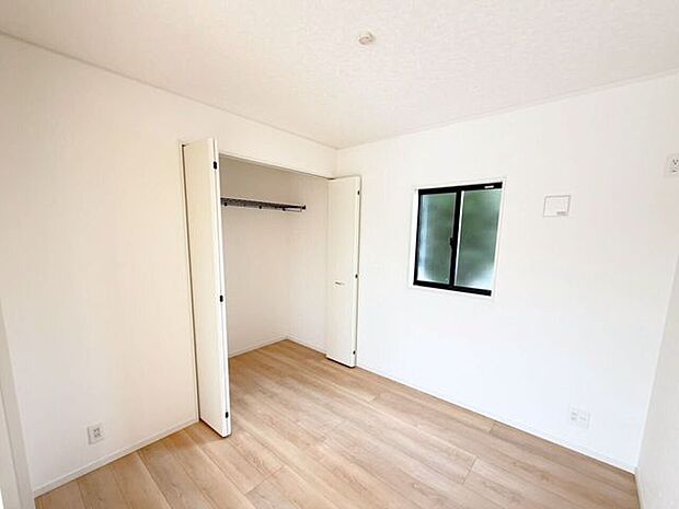 1階4.5帖洋室。生活スタイルに合わせて使用できる1階のお部屋はなにかと便利!収納スペース付きなので、階段の昇り降りが辛くなってくる老後のためにも寝室として使用できるお部屋があると助かります♪