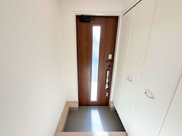 玄関ドアに窓があることで明るい印象に。また、たっぷりしまえる収納スペース付きなので玄関がスッキリ片付きます。片付いている玄関は気分もスッキリしますね♪