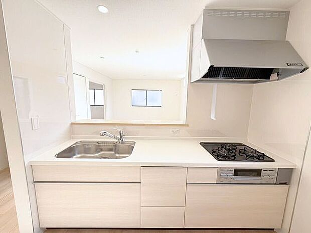 家族との会話を楽しみながら料理を作りたい方にぴったりの対面式キッチン♪そして、コンロは調理するならやっぱり火を使って調理したい方にうれしいガスコンロ（3口）です。ガスはプロパンガス。