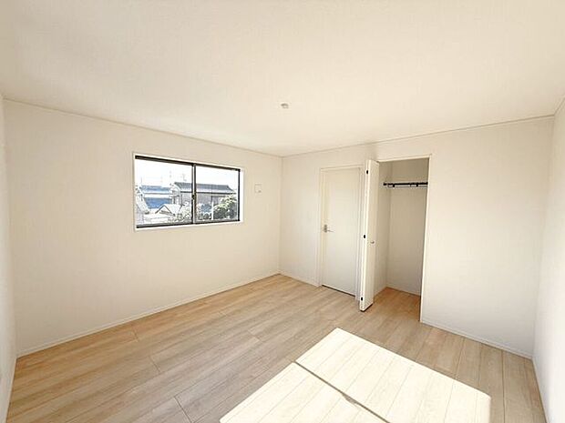 2階8帖洋室。家具やインテリアなどを合わせやすいシンプルな内装はコーディネートの幅が広がります。自分らしさあふれる好きなものを詰め込んだ癒しのプライベート空間をつくる楽しさを。