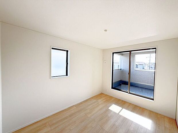 2階東側6帖洋室。自分だけの個室があるって素敵ですよね。勉学に没頭したり、じっくり読書を楽しんだり、音楽にひたったり。そんな満ち足りた日々を過ごすプライベート空間を。