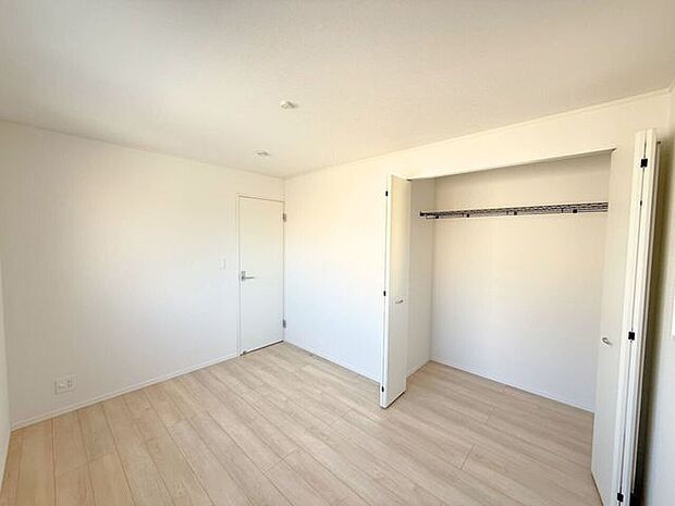 2階西側6帖洋室。たっぷりしまえるクローゼット付で毎日のコーディネートが楽しくなります。「今日は何を着ようかな？」心をウキウキさせながら、お気に入りの服を選ぶ楽しみを。