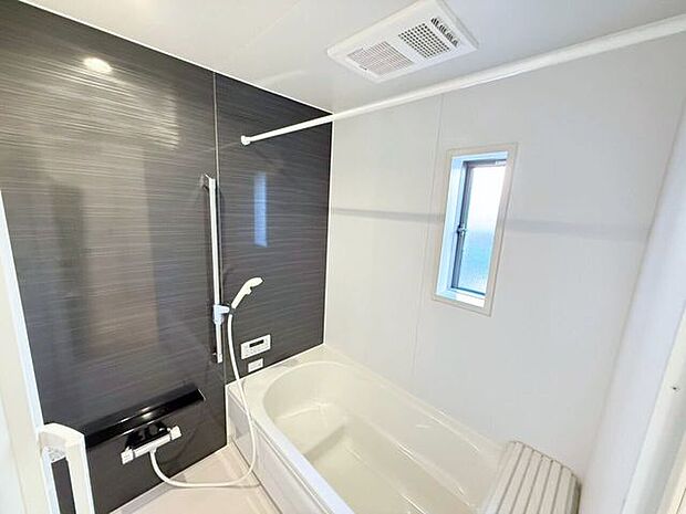 シャワーヘッドの位置を調整できるシャワースライドバー付き。髪を洗う時、体を洗う時、毎日のように使うからこそ、自分の好きな高さで浴びられるちょっとした便利さが嬉しい♪