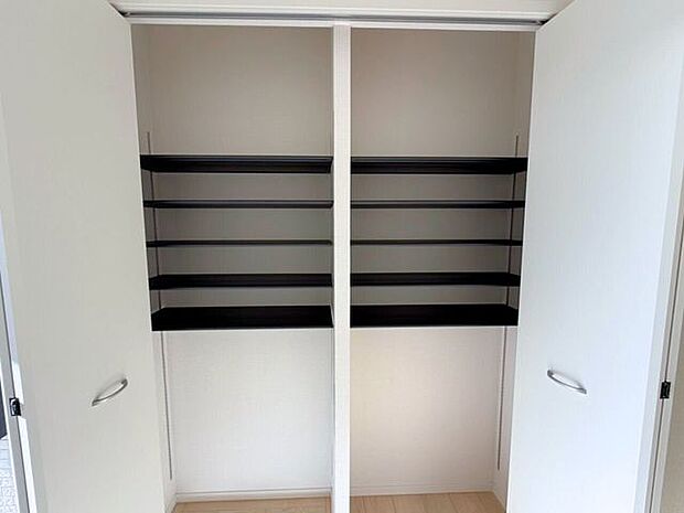 玄関がスッキリ片付く収納スペース付き♪たっぷり収納できると新しい靴が欲しくなりそう♪また、見やすい収納はお出掛け時の靴選びも楽しくなりそうです。