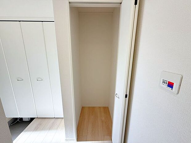掃除用具やトイレットペーパーなどの日用品をしまえる1階の廊下収納♪居室の収納とは別に収納スペースがあることで、気兼ねなくサッとしまえてサッと取り出せます。
