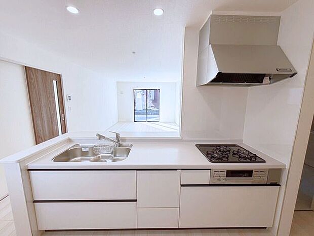 家族との会話を楽しみながら料理を作りたい方にぴったりの対面式キッチン♪そして、コンロは調理するならやっぱり火を使って調理したい方にうれしいガスコンロ（3口）です。ガスは都市ガス。