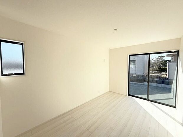 6.75帖洋室。収納豊富なウォークインクローゼット付！たっぷりしまえる収納スペースがあるとお部屋がスッキリ片付きますよ♪また、洋服の出し入れがしやすいとお出掛けも楽しくなりそうです。